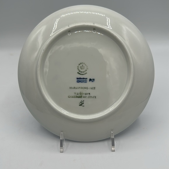 Royal Copenhagen Collectors Christmas Plate 1975 - Picture 2 of 3